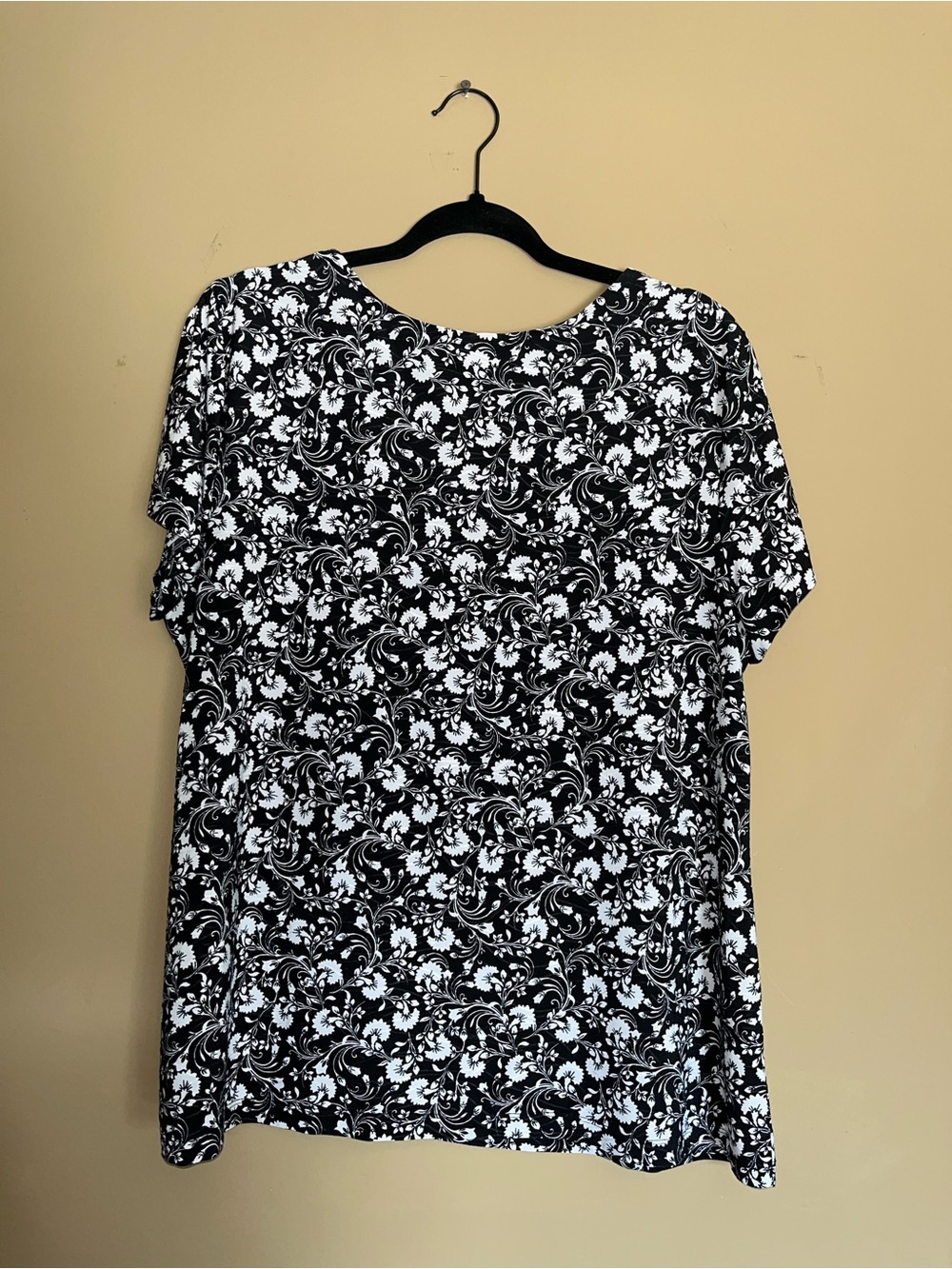 croft & barrow Black and White Floral Scoop Neck Short Sleeve Top - Picture 3 of 4